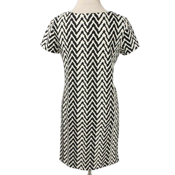 JESSICA SIMPSON Black & Ivory Textured Chevron Pattern Keyhole Shift Dress - Picture 4 of 5